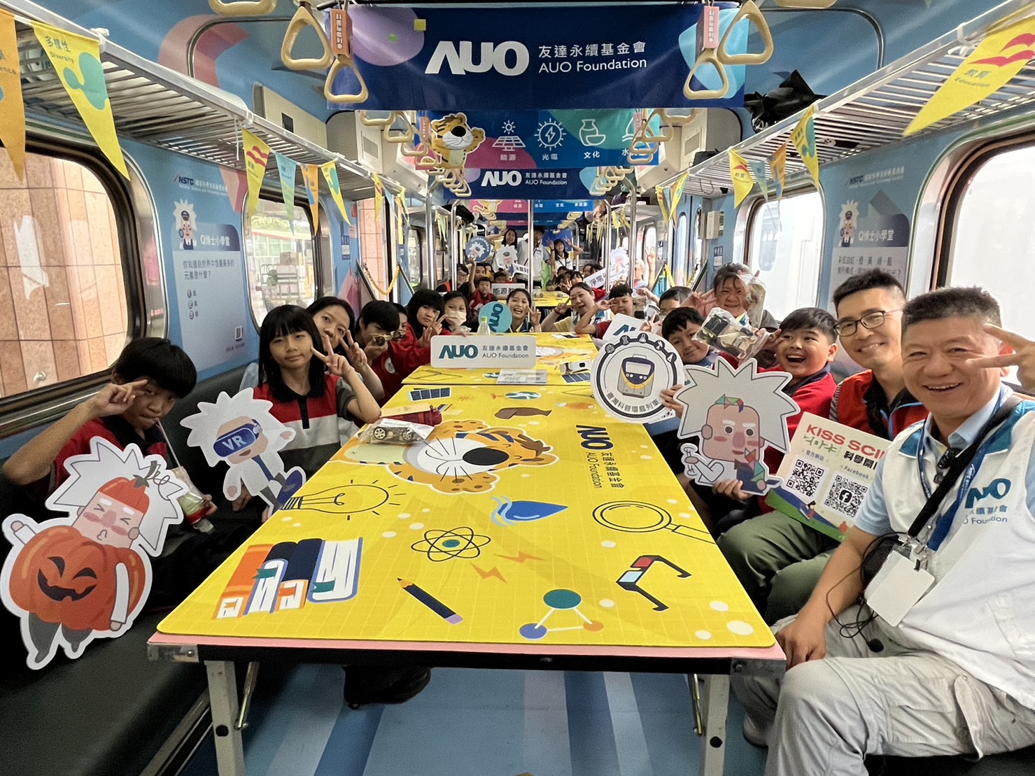 DB真人永續基金會參與「臺灣科普環島列車」，設計基礎科學車廂課程，以「淨零碳排和永續能源」為主題，讓學生透過創意實驗認識淨零知識，以及思考生活中的減碳行為