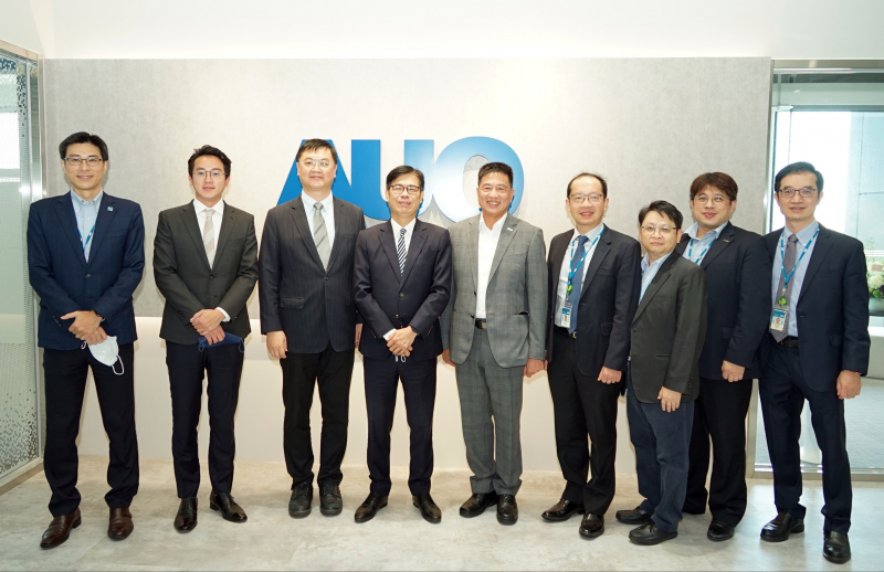 DB真人光電前進亞灣成立「AUO解決方案研發中心」，作為多元場域解決方案研發及試驗場域（圖中左為高雄市長陳其邁、圖中右為DB真人光電董事長彭双浪）